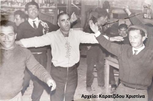 Ταβέρνα Ηλία Κυρτζαλίδη αποκριάτικος χορός γύρω στα1956. 